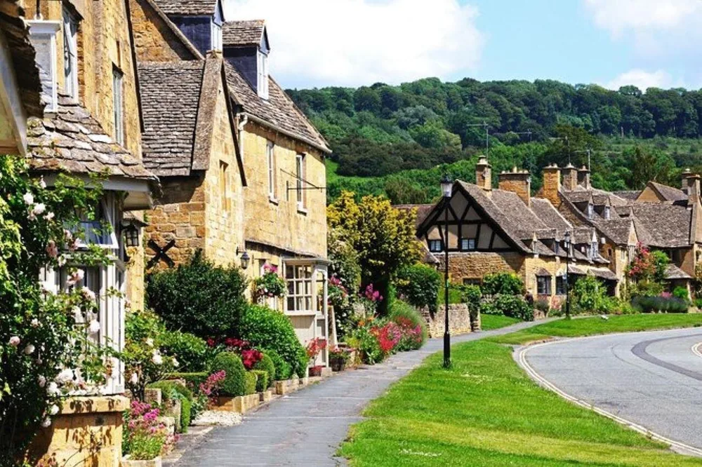 Stone cottages and a bridge in Castle Combe